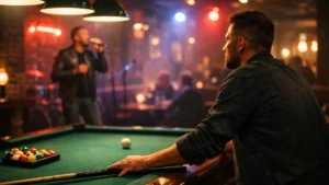 Игрок в бильярд смотрит на сцену караоке в клубе 033