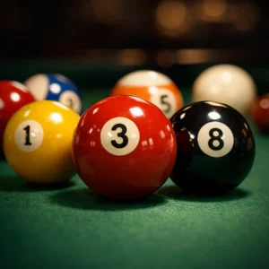 Бильярдные шары на столе крупным планом